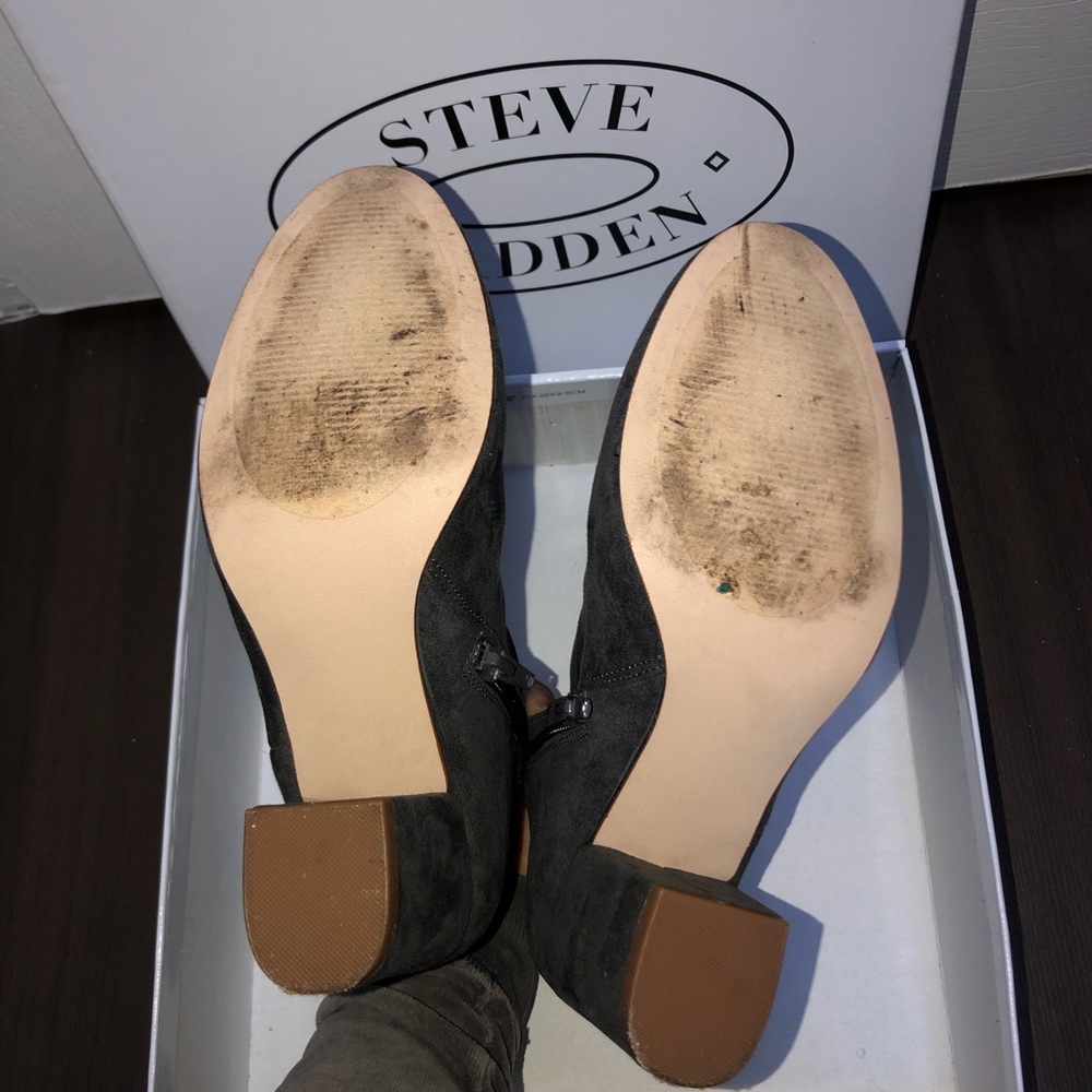 STEVE MADDEN: Grey Suede Critic Booties - Picture 6 of 7